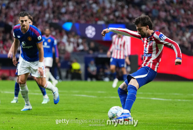 아틀레티코 마드리드의 바에나가 맨체스터 유나이티드와의 2026-27시즌 UEFA 챔피언스리그 페이즈 2차전에서 킥을 하고 있다./게티이미지코리아