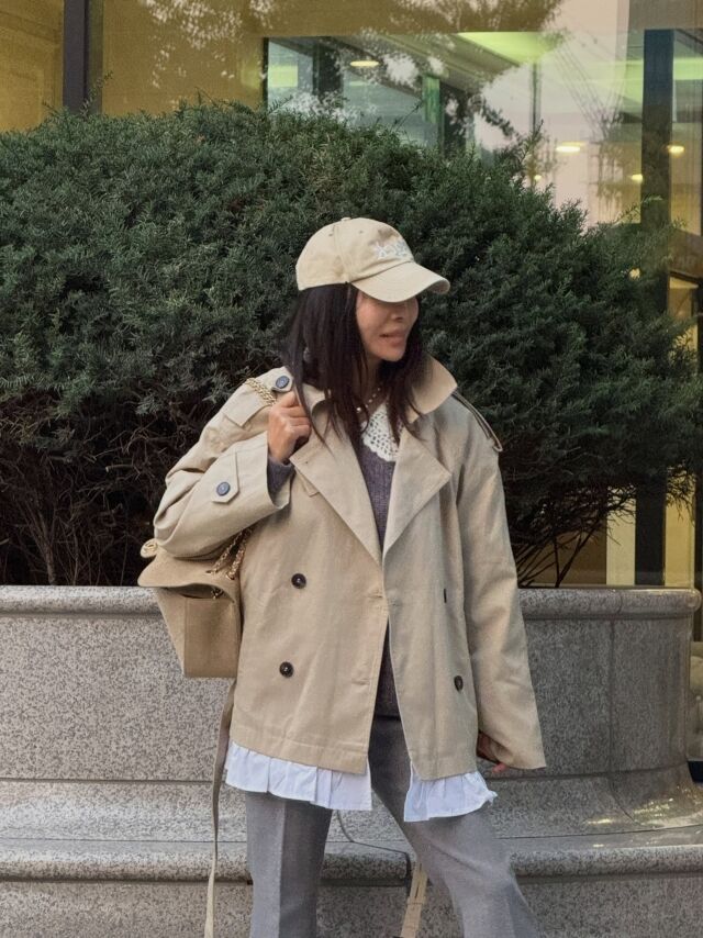황신혜가 나이를 가늠하기 어려운 동안 미모와 세련된 패션 감각을 뽐냈다. / 황신혜 SNS