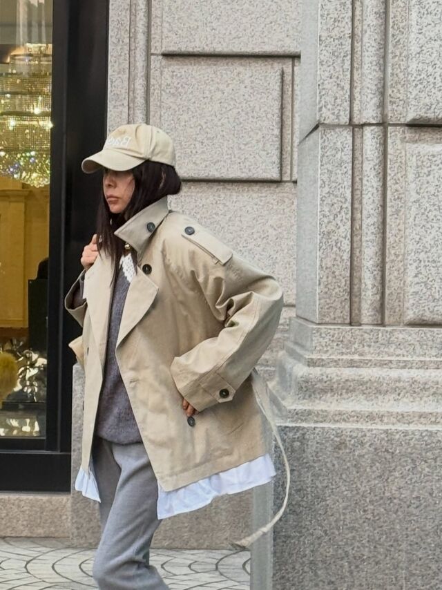 황신혜가 나이를 가늠하기 어려운 동안 미모와 세련된 패션 감각을 뽐냈다. / 황신혜 SNS