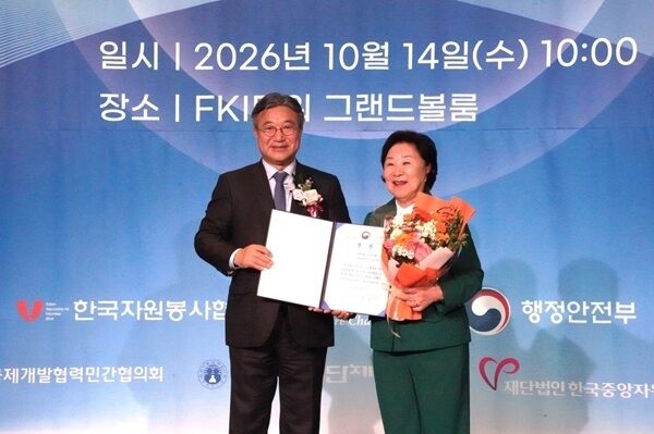 10월 14일 여의도에서 열린 ‘제1회 대한민국 공익활동 임팩트 어워드’에서 기념 촬영을 하고 있다. 윤호중 행정안전부 장관, 마희자 한국해비타트 이사장(좌측부터) / 한국해비타트