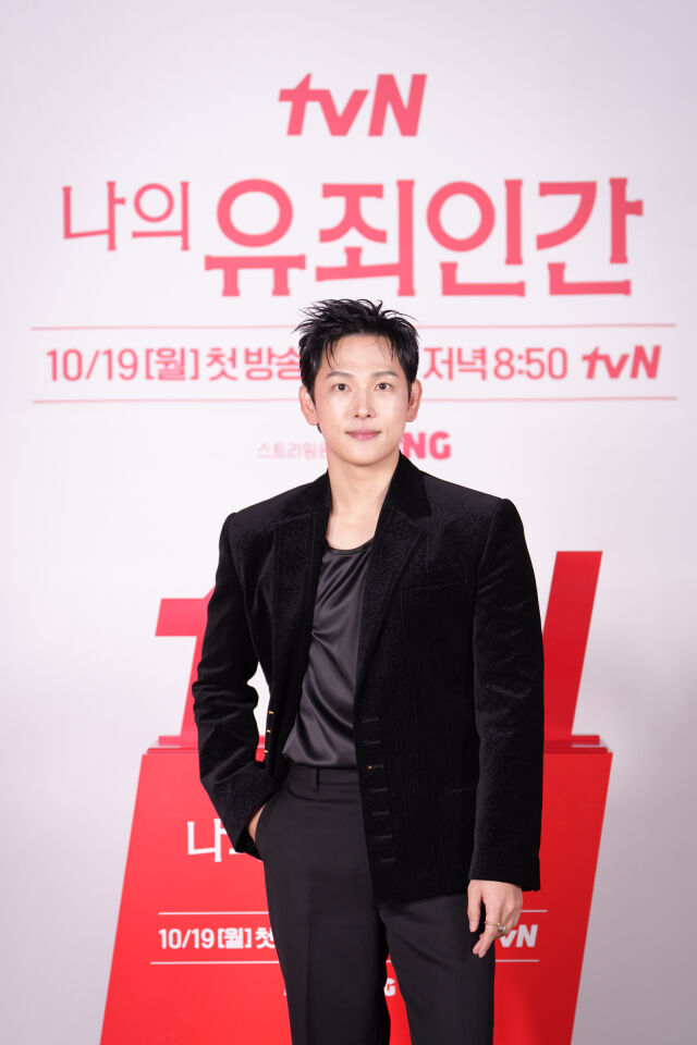 임시완이 재벌 3세 캐릭터로 변신한 소감과 함께 남다른 의상 스케일을 공개했다. / tvN 제공