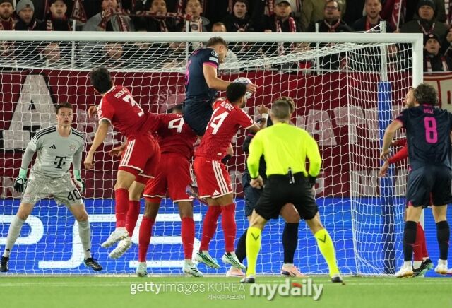 바이에른 뮌헨과 바이킹이 2026-27시즌 UEFA 챔피언스리그 페이즈 2차전에서 공중볼을 경합하고 있다./게티이미지코리아