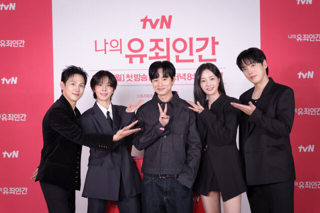 배우 임시완(왼쪽부터), 설인아, 박단희 감독, 연우, 김정현. / tvN 제공