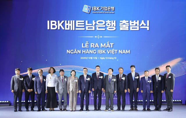 지난 13일 베트남 하노이에서 개최된 'IBK베트남은행 출범식'에서 사진 왼쪽 여섯 번째부터 이미연 주베트남 대한민국 대사, 팜꽝중 베트남 중앙은행 부총재, 장민영 IBK기업은행장, 김기문 중소기업중앙회 회장, 고태연 주베트남한국상공인연합회 회장, (맨 오른쪽) 박경일 IBK베트남은행 법인장 등이 기념촬영을 하고 있는 모습 / 기업은행