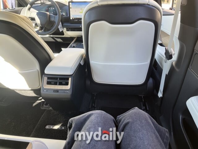 렉서스 ‘올 뉴 ES 350h’ 2열 공간. 성인이 앉아도 발밑이 넉넉하다. /심지원 기자