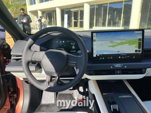 렉서스 ‘올 뉴 ES 350h’ 운전석. /심지원 기자