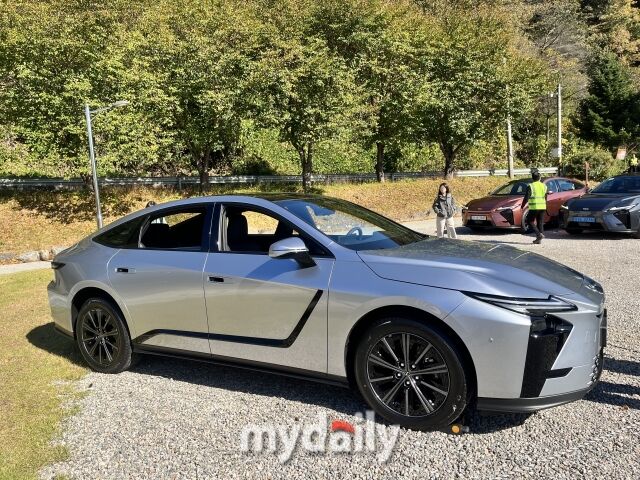 렉서스 ‘올 뉴 ES 350h’ 측면. /심지원 기자