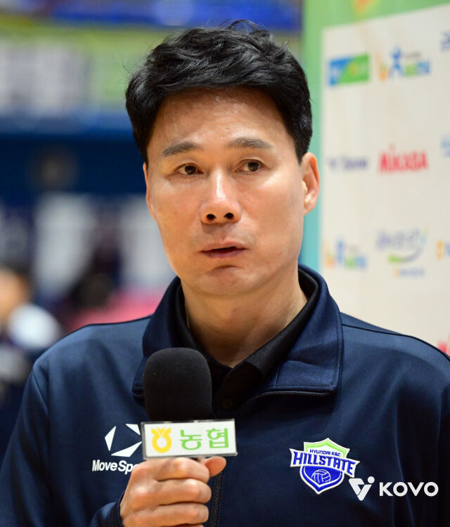 강성형 현대건설 감독이 14일 열리는 한국도로공사와 2026 프로배구 컵대회 조별리그 B조 경기를 앞두고 중계방송사와 인터뷰를 진행하고 있다./한국배구연맹(KOVO) 제공
