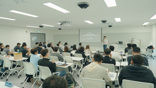 우수선수 육성 전임감독 역량 강화 교육 참가자들이 소통의 시간을 가지고 있다. /대한체육회 제공