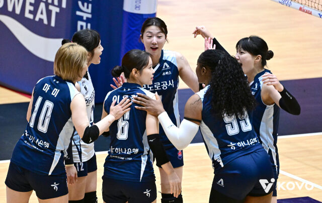 한국도로공사 선수들이 14일 열린 현대건설과 2026 컵대회 B조 조별리그 2차전에서 공격 성공 후 환호하고 있다./한국배구연맹(KOVO) 제공