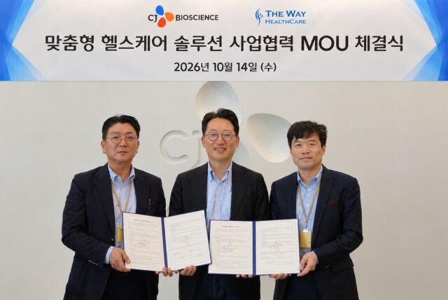 더웨이헬스케어 이정우 대표(왼쪽부터), CJ바이오사이언스 윤상배 대표, 더웨이헬스케어 최창민 대표. /CJ바이오사이언스
