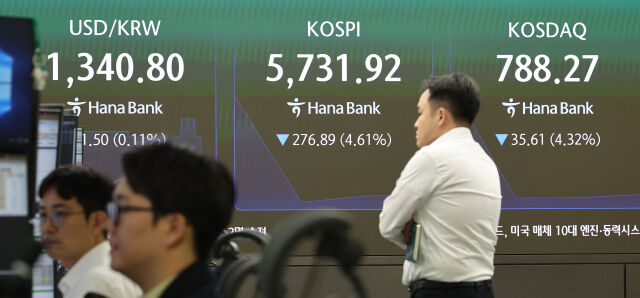 15일 오전 서울 중구 하나은행 딜링룸에서 딜러들이 업무를 보고 있다. /뉴시스