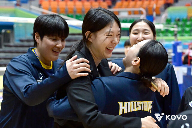 양효진 KBS N스포츠 배구해설위원이 14일 전남 여수 진남체육관에서 김희진, 정지윤 등 현대건설 선수들과 만나 반갑게 인사를 나누고 있다./한국배구연맹(KOVO) 제공