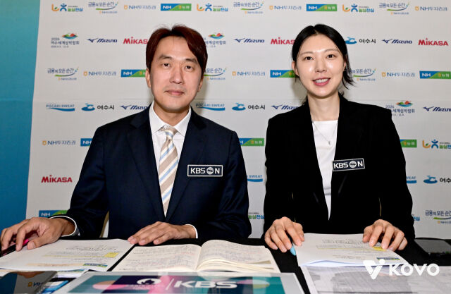 양효진 KBS N스포츠 배구해설위원이 14일 전남 여수 진남체육관에서 열린 2026 컵대회 여자부 B조 조별리그 현대건설과 한국도로공사전 경기에 앞서 신승준 KBS N스포츠 아나운서와 함께 중계방송 준비를 하고 있다./한국배구연맹(KOVO) 제공