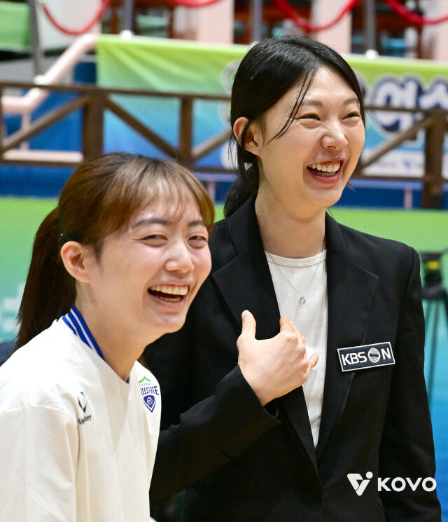 양효진 KBS N스포츠 배구해설위원이 14일 전남 여수 진남체육관에서 현대건설 김다인과 만나 반갑게 인사를 건네고 있다./한국배구연맹(KOVO) 제공