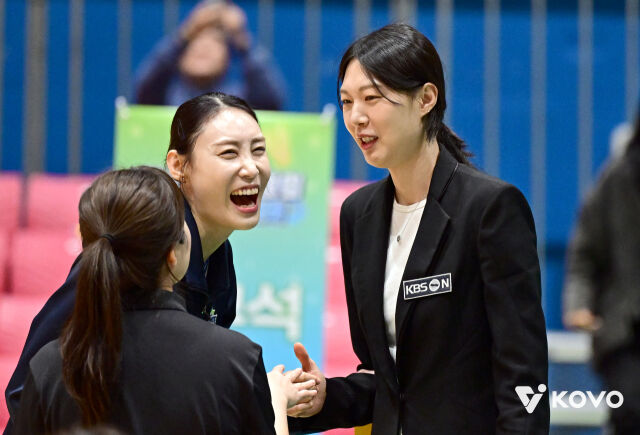 양효진 KBS N스포츠 배구해설위원이 14일 전남 여수 진남체육관에서 현대건설 배유나를 포함해 옛 동료들과 만나 이야기를 나누고 있다./한국배구연맹(KOVO) 제공