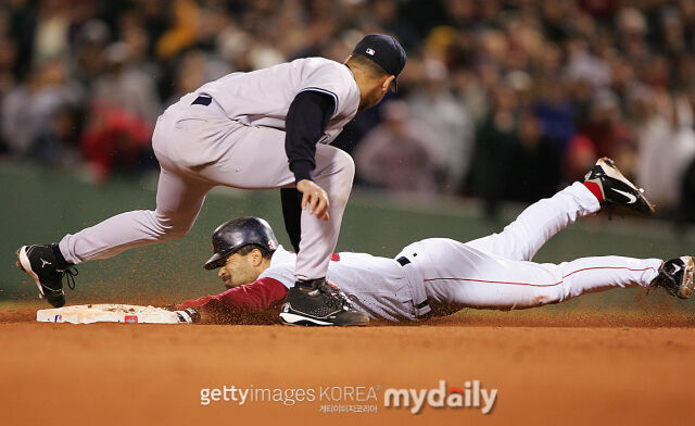 데이브 로버츠 감독이 2004년 ALCS 4차전 9회말 2루 도루를 성공하고 있다. 이후 보스턴은 극적인 역전승을 거뒀고, ALCS를 넘어 월드시리즈 우승까지 차지했다./게티이미지코리아