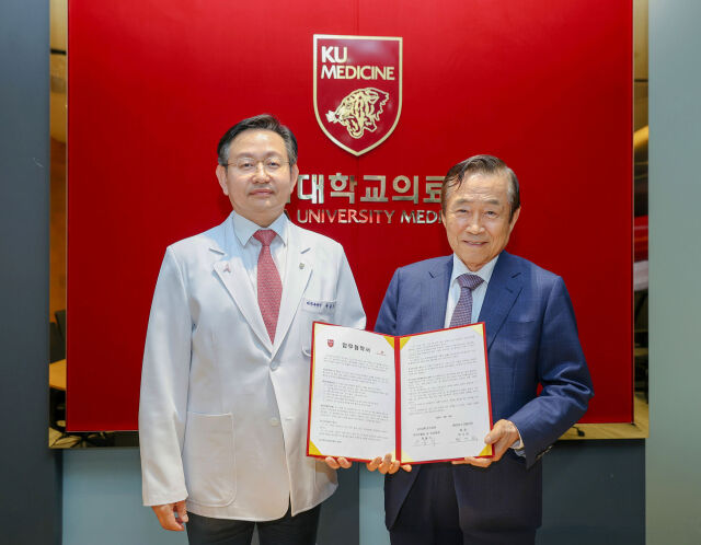 윤을식 고려대 의무부총장 겸 의료원장(왼쪽)과 박기석 아이스크림아트 회장이 업무협약(MOU) 체결 후 기념 촬영을 하고 있다. /고려대의료원