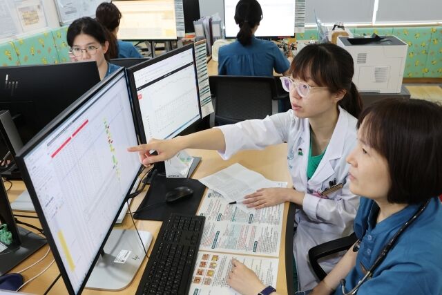 박유경 서울아산병원 어린이병원 소아신속대응팀장(오른쪽 두 번째)을 비롯한 의료진이 9월 11일 소아 입원환자의 상태를 실시간으로 모니터링하며 중증 악화 위험이 높은 환자를 찾아내고 있다. /서울아산병원