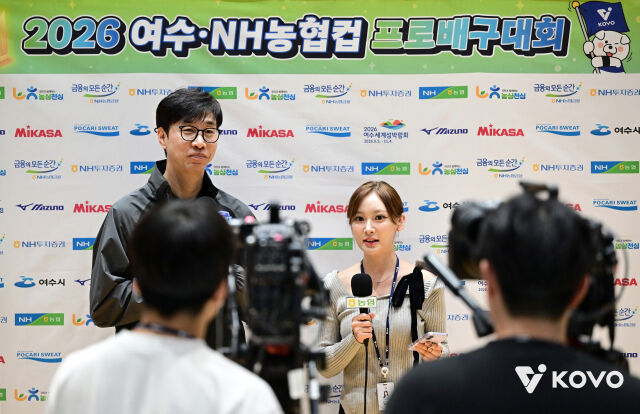 김세진 SOOP 감독이 15일 열리는 흥국생명과 2026 컵대회 여지부 A조 조별리그 마지막 경기를 앞두고 중계방송사와 인터뷰하고 있다./한국배구연맹(KOVO)