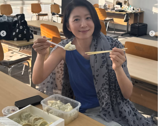 김희애는 14일 자신의 SNS에 “든든하게 만둣국 한 그릇.다들 맛있는 점심 드시고, 남은 오후도 힘차게 보내세요!”라는 멘트와 함께 여러 장의 사진과 영상을 게재했다./김희애 소셜미디어