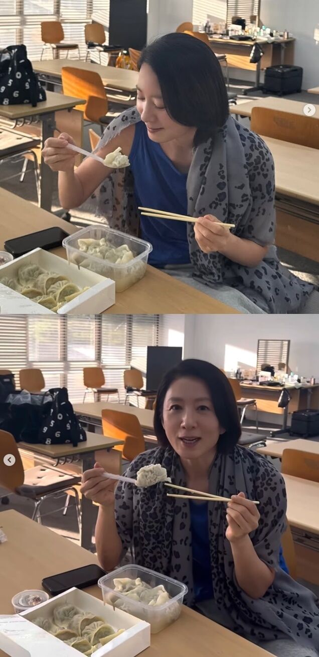 배우 김희애가 촬영장 속 평범하면서도 우아한 일상을 공개하며 평온한 근황을 전했다. /김희애 소셜미디어