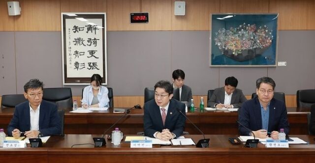 금융위원회는 15일 이억원 금융위원장 주재로 금융감독원, 한국거래소 등 유관기관 및 시장 전문가와 ‘증시상황 긴급 점검회의’를 개최했다.