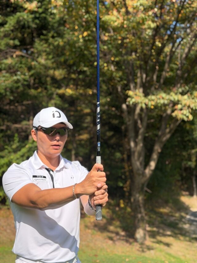 이준호 대표가 그립을 약 2인치 내려 잡고 있다. /이준호 대표 제공