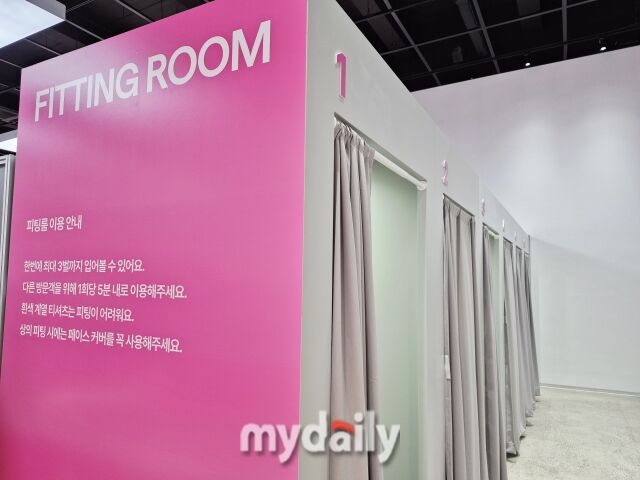 공간 곳곳에 피팅룸이 마련돼 있어 직접 옷을 착용해보고 구매할 수 있다. /방금숙 기자 