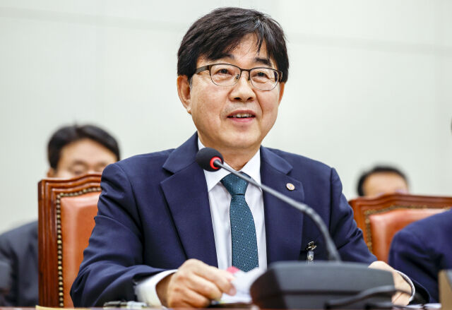 인태연 소상공인시장진흥공단 이사장이 15일 서울 여의도 국회에서 열린 산업통상자원중소벤처기업위원회의 중소벤처기업진흥공단 등에 대한 국정감사에서 질문에 답하고 있다. /뉴시스