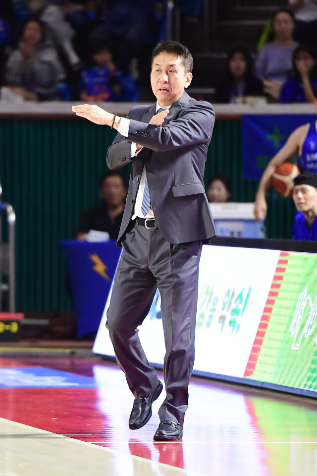김상식 감독이 선수들을 지휘하고 있다./KBL 제공
