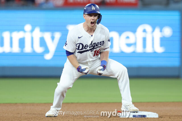 윌 스미스가 10월 15일 열린 NLCS 3차전 2루타를 친 뒤 포효하고 있다./게티이미지코리아