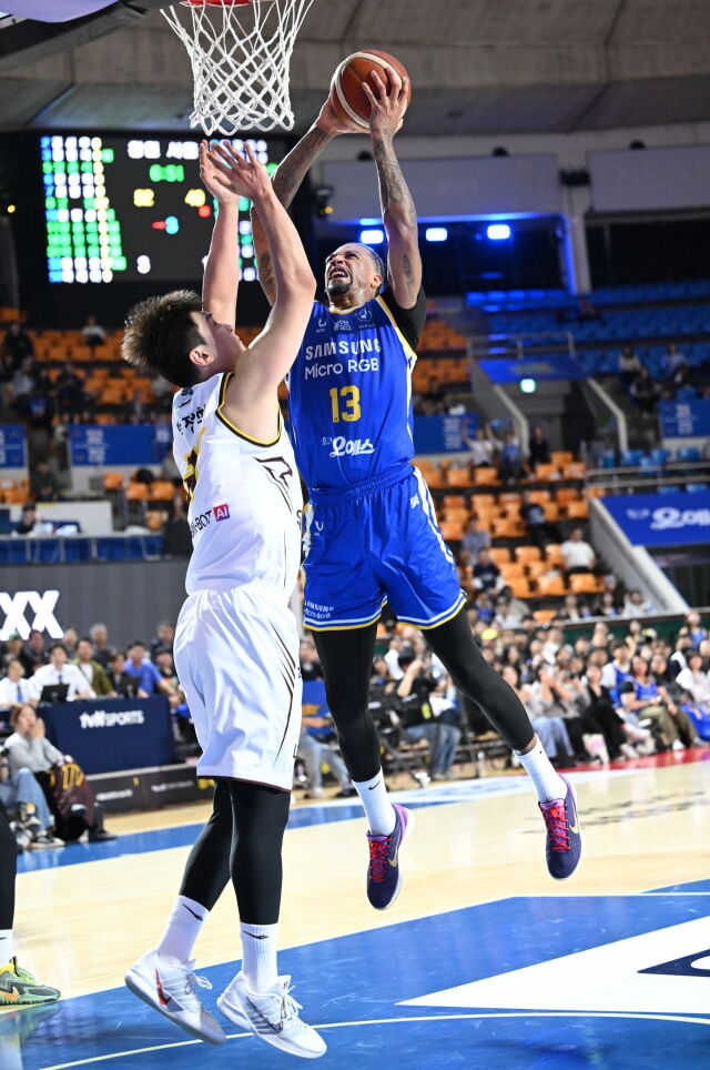 크리스 맥컬러가 덩크를 하고 있다./KBL 제공