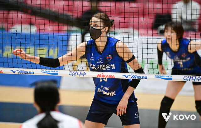IBK기업은행 빅토리아가 15일 열린 정관장과 2026 프로배구 컵대회 여자부 A조 조별리그 경기 도중 전위 블로킹 위치를 잡고 있다./한국배구연맹(KOVO) 제공