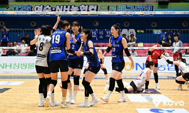 IBK기업은행 선수들이 15일 열린 정관장과 2026 프로배구 컵대회 여자부 A조 조별리그 경기에서 승리가 확정된 뒤 기뻐하고 있다./한국배구연맹(KOVO) 제공