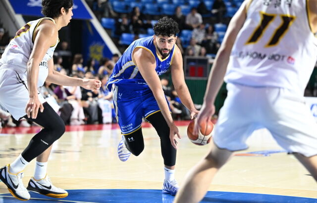 케렘 칸터가 돌파를 하고 있다./KBL 제공