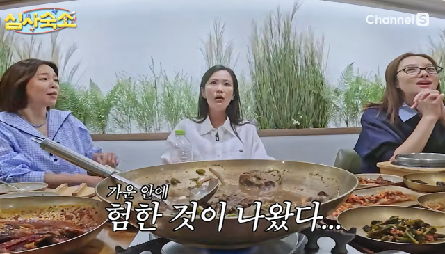 지난 15일 유튜브 채널을 통해 공개된 웹 예능 콘텐츠 '심사숙소' 사전 모임 영상에서는 배우 황보라, 정이랑, 김지민이 모여 여행지 숙소 선택 기준과 최악의 숙소 경험에 대해 이야기를 나눴다./유튜브 채널S 및 스튜디오456 '심사숙소'