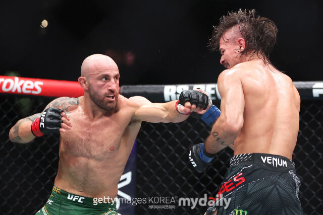 볼카노프스키(왼쪽)가 지난 2월 UFC 325에서 펼쳐진 디에구 로페스와 경기에서 펀치를 날리고 있다. /게티이미지코리아