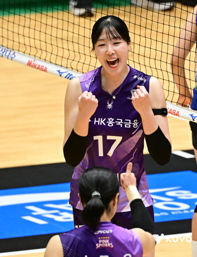 흥국생명 정호영이 지난 15일 열린 SOOP과 2026 프로배구 컵대회 여자부 A조 조별리그 경기 도중 속공 성공 후 세터 이고은과 함께 기뻐하고 있다./한국배구연맹(KOVO) 제공