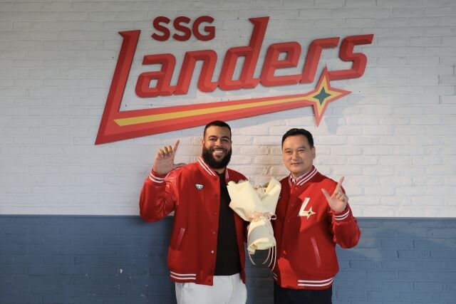 아빌라가 SSG 김재섭 대표이사와 기념촬영을 하고 있다./SSG 랜더스 제공