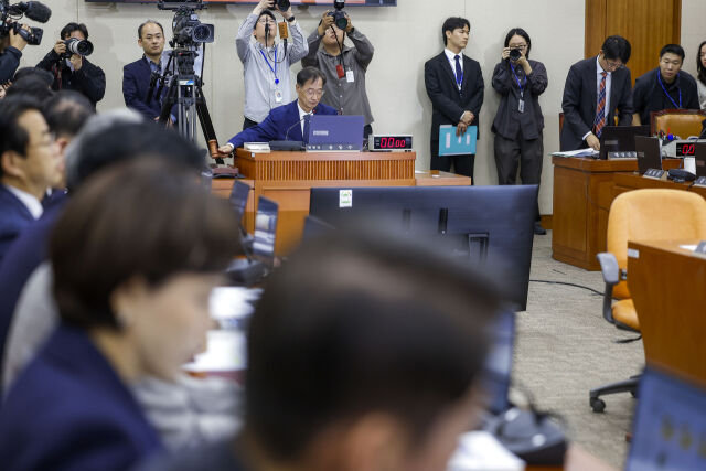 유동수 국회 정무위원장이 지난 8일 서울 여의도 국회에서 열린 국회 정무위원회의 금융위원회 등에 대한 국정감사에 앞서 열린 전체회의에서 의사봉을 두드리고 있다. /뉴시스