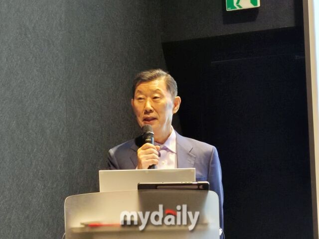 김홍국 하림그룹 회장이 16일 전북 익산 하림퍼스트키친에서 열린 ‘NS푸드페스타 2026 in 익산’ 개막에 앞서 환영사를 하고 있다. /방금숙 기자
