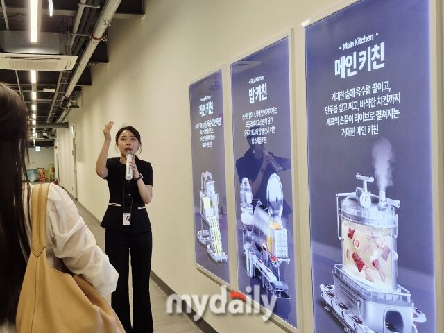 하림퍼스트키친의 도슨트가 공장 견학 투어 프로그램을 설명하고 있다. /방금숙 기자