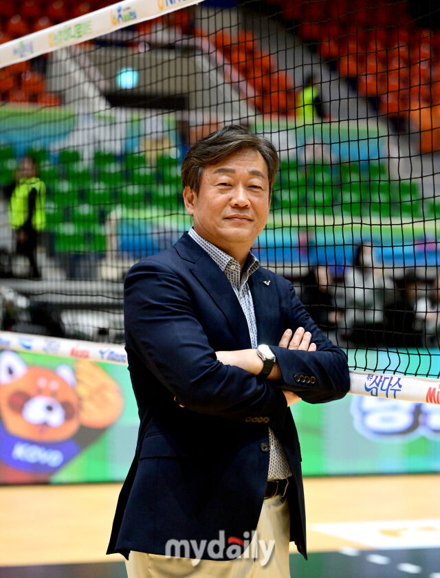 한국배구연맹 엄재용 사무총장은 2026 프로배구 컵대회 개막에 앞서 미리 사무국 직원들과 함께 현장을 찾아 대회 준비 사항을 점검했다./유진형 기자