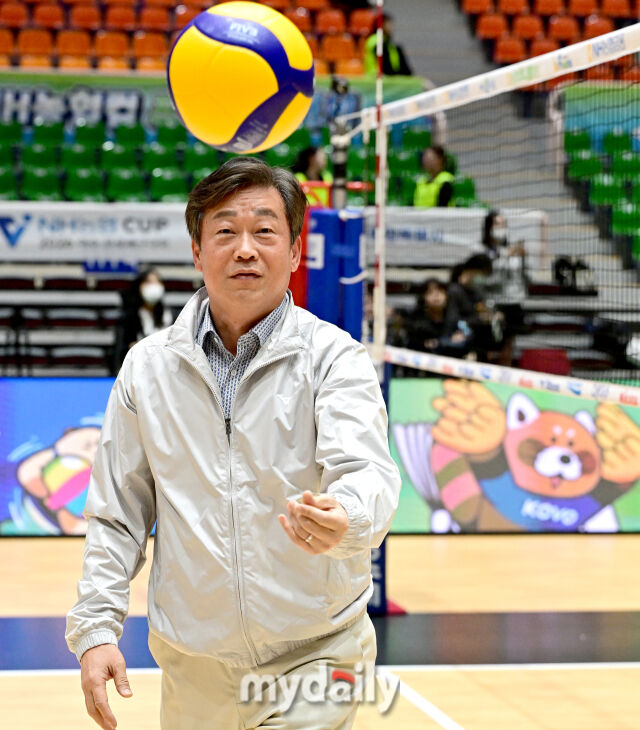 한국배구연맹 엄재용 사무총장이 2026 컵대회가 열리고 있는 여수시 진남체유관에서 인터뷰 도중 배구공을 들고 포즈를 취하고 있다./유진형 기자