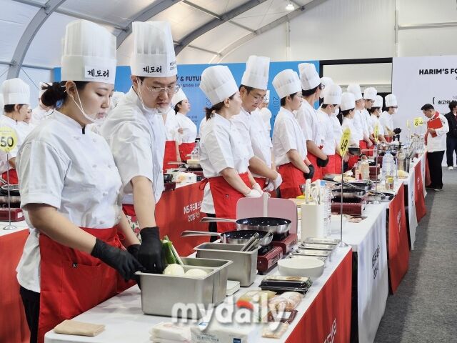 ‘전국 요리경연대회’ 일반부 참가자들이 조리대 앞에 서서 식재료를 손질하며 요리 경연을 준비하고 있다. /방금숙 기자