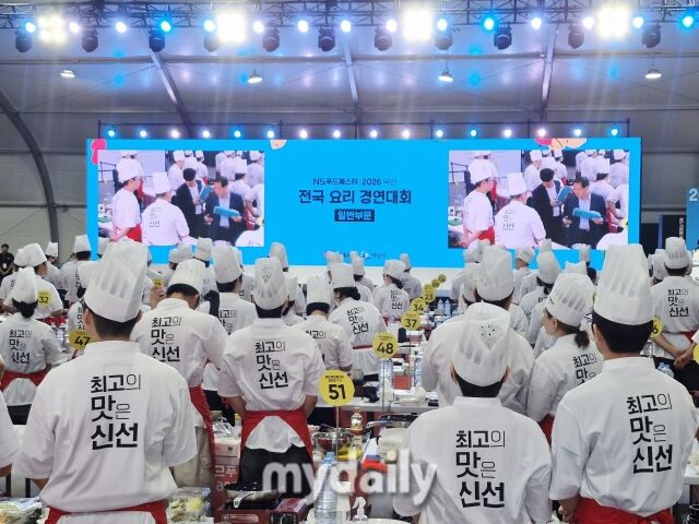 ‘최고의 맛은 신선’ 문구가 적힌 위생복을 입은 참가자들이 본격적인 경연에 앞서 식재료 점검을 받고 있다. /방금숙 기자