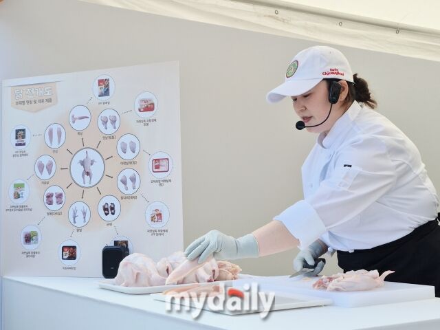 ‘오드그로서’ 팝업존에서 닭 부위별 설명판과 함께 전문가가 닭 부위별 발골 시연을 선보이고 있다. /방금숙 기자