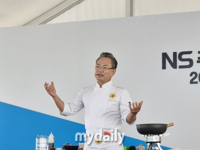 ‘흑백요리사’ 출연한 안유성 명장이 무대에서 익산 특산물을 활용한 ‘초계메밀국수’ 쿠킹쇼를 진행하고 있다. /방금숙 기자