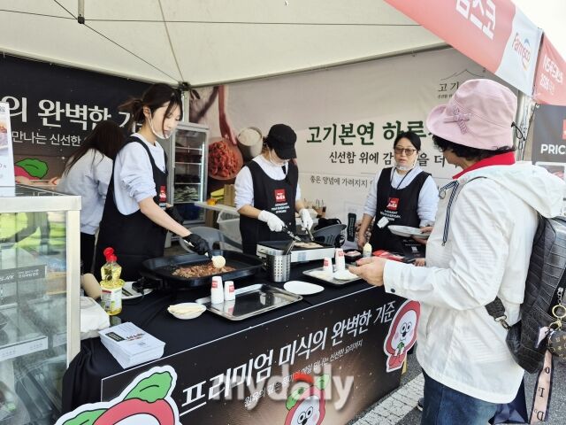 관람객들이 야외에 마련된 시식 부스에서 제품 맛을 보고 제품을 구매하고 있다. /방금숙 기자